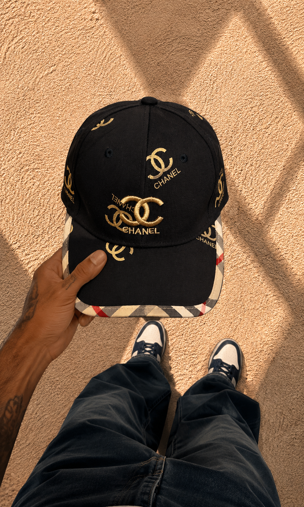 کلاه کپ مشکی طرح chanel با گلدوزی طلایی