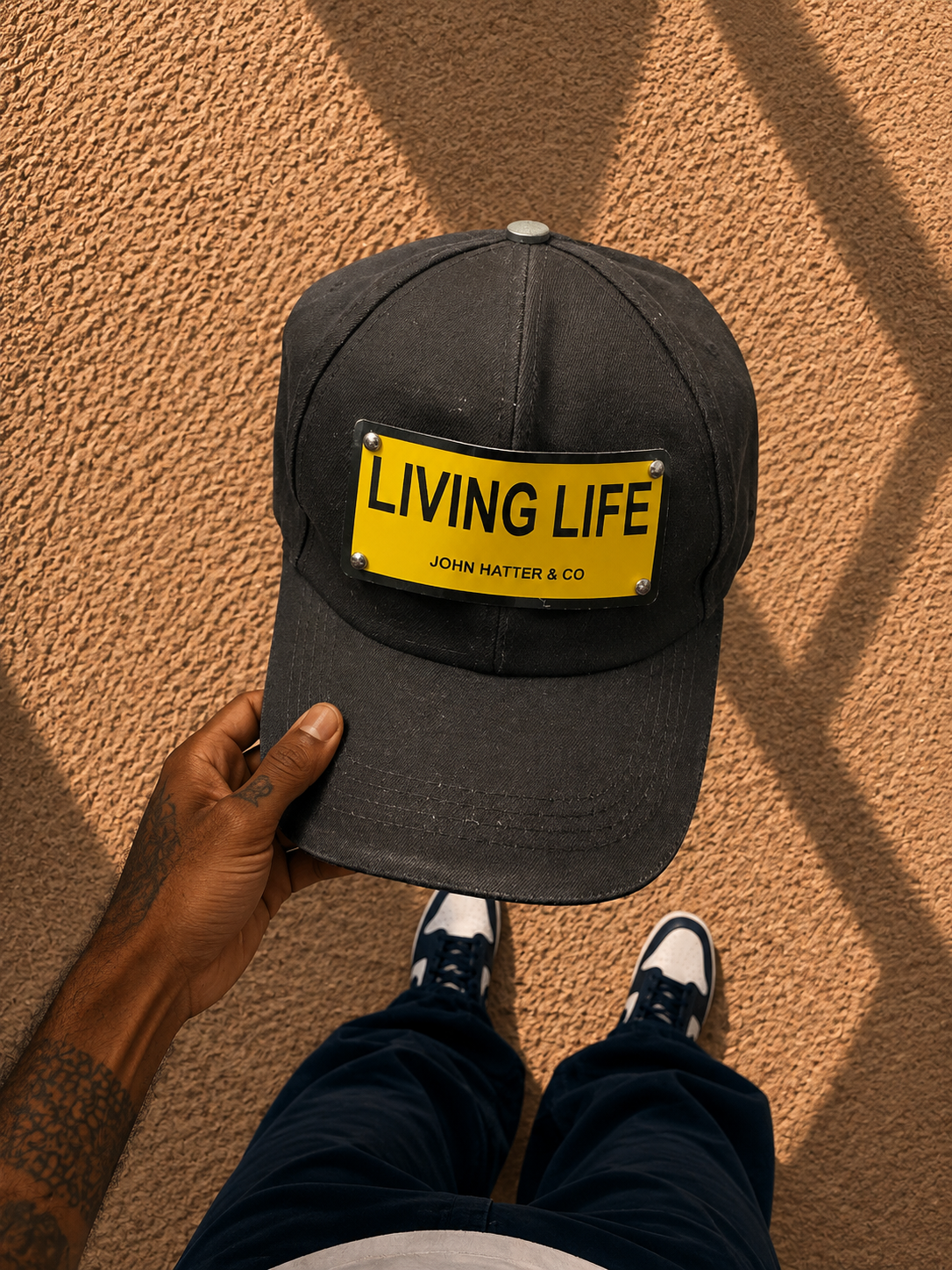 کلاه کپ مشکی Living life مدل پلاک فلزی زرد