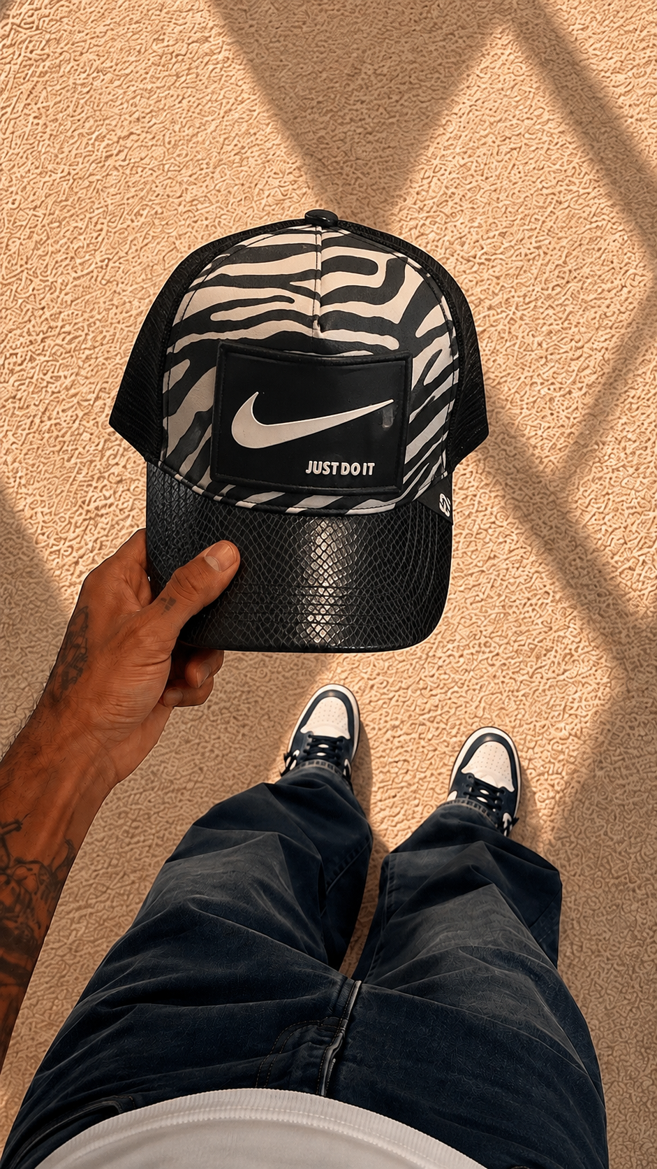 کلاه تراکر نایک مشکی طرح زبرا just do it